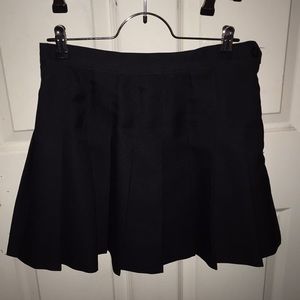 AMERICAN APPAREL PLEADED SKIRT